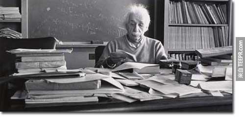想想爱因斯坦说过的话：「如果桌子乱七八糟就代表脑袋乱七八糟，那桌子空荡荡代表什么呢？」(也就是脑袋空空吧？)