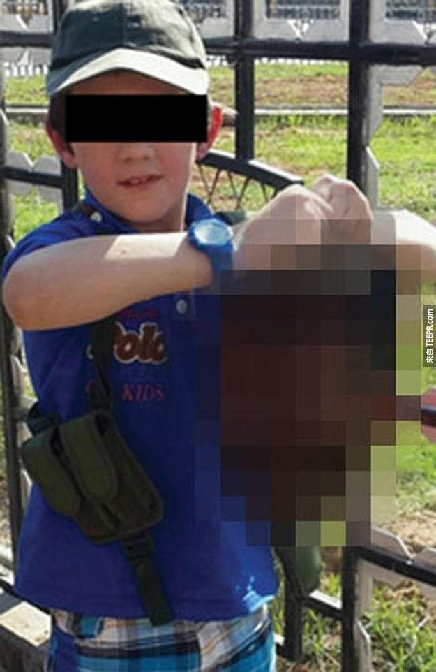 最近有一张照片在上传到 Twitter 后受到的广泛的谴责。据说是一名来自澳大利亚回教好战份子的 7 岁儿子，他在照片中手拿着叙利亚人的头。