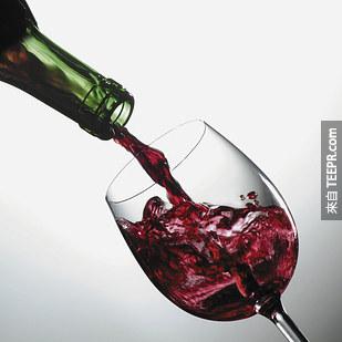 11. 摄取适量的红葡萄酒可以改善心血管健康、预防癌症、甚至可能帮助治疗类似阿兹海默症和帕金森氏症。