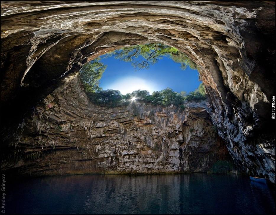 希腊梅利萨尼洞穴