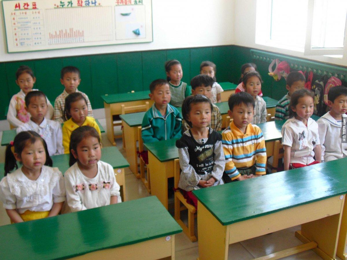 北韩有 100% 的识字率。 