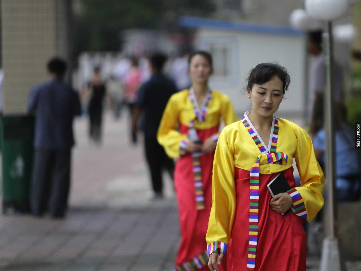 在北韓剪頭髮有嚴厲的規定，僅有28個髮型被認可。