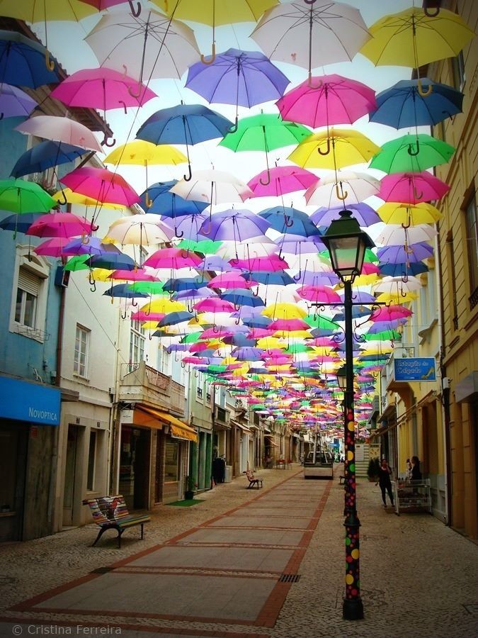让你置身在色彩缤纷的伞下，Sextafeira Produções 的作品（葡萄牙）