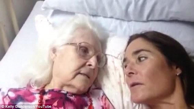 来自乔治亚州(Georgia)的Kelly，分享了一段她躺在她87岁母亲身边的一段对话。一开始，她母亲还认为，Kelly其实是她的妈妈，但在简短的对话后，她母亲忽然认得了她自己的女儿，然后2人开怀大笑。