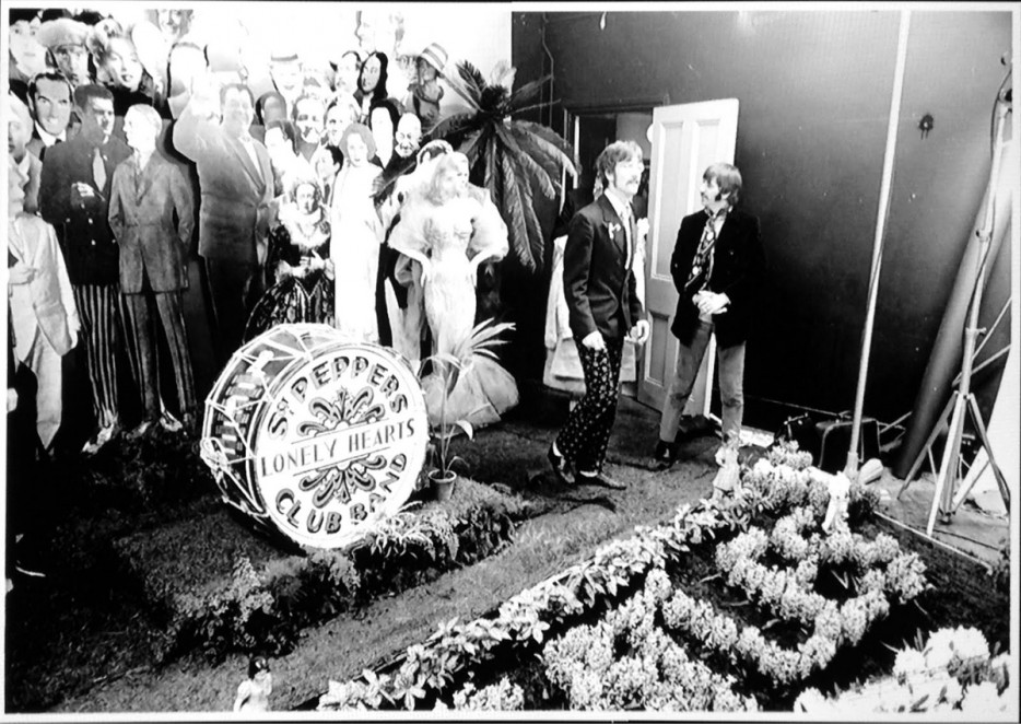 披頭四(The Beatles)為《比伯軍曹寂寞芳心俱樂部》(Sgt. Pepper's Lonely Hearts Club Band)專輯拍攝。[1967]