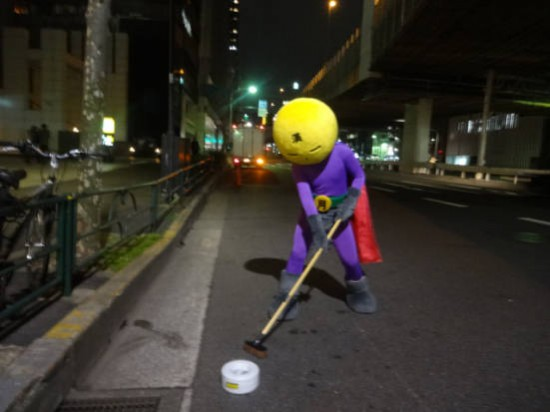 他沒有什麼超能力，就跟一般人一樣，帶著掃把在街頭上掃啊掃啊。但這樣的行為也喚起了更多志工，一起加入了這個行列。