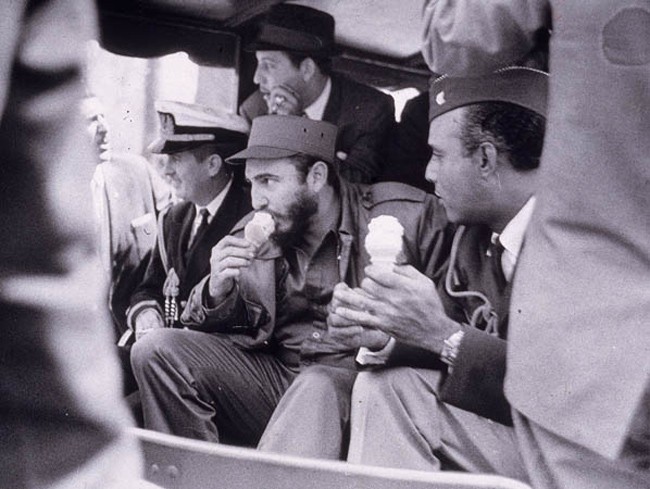 古巴政治家菲德爾·卡斯楚(Fidel Castro)在去探訪美軍軍事營地時吃著冰淇淋。[1959年]