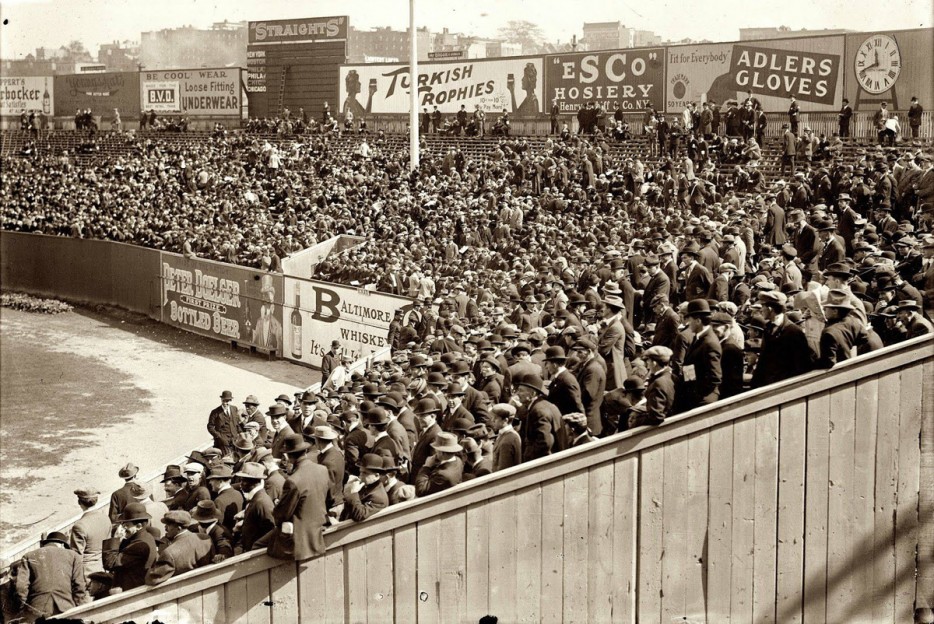 第一次美國職棒大聯盟世界大賽(World Series Game)的群眾。[1912]