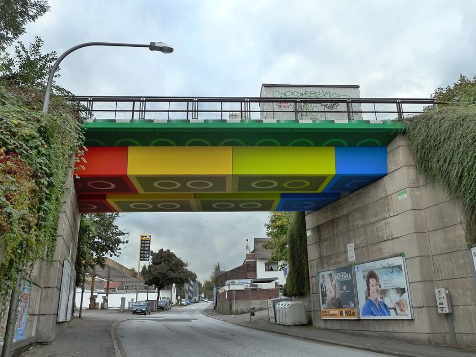 乐高桥， Martin Heuwold 的作品。（乌帕塔尔，德国）