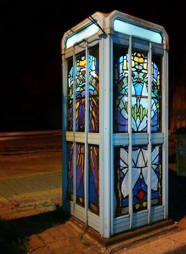 彩绘玻璃电话亭， Jesse Olwen 的作品（南韩）