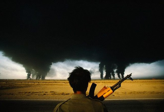 在波斯灣戰爭(the Gulf War)中，伊朗軍看著被伊拉克軍點燃的油田。[1990]