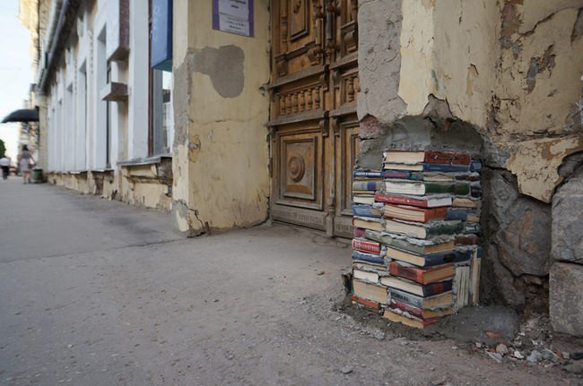 图书馆夹缝中的旧书籍。（俄罗斯）