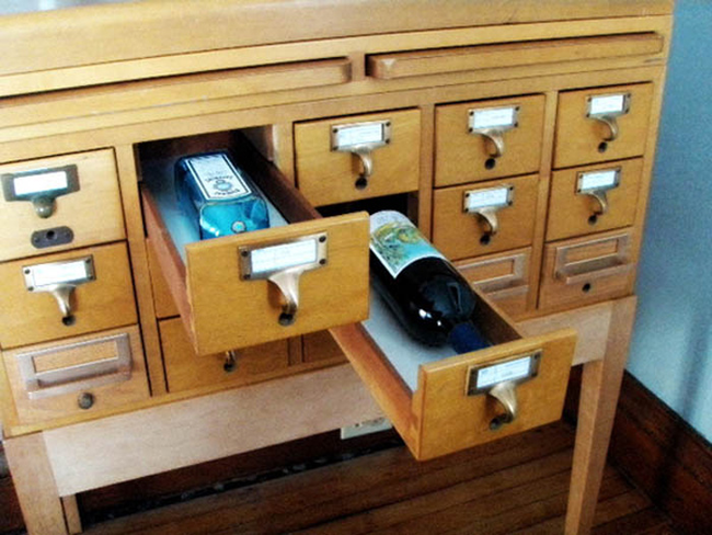 11 把图书馆的目录柜做成小酒柜。