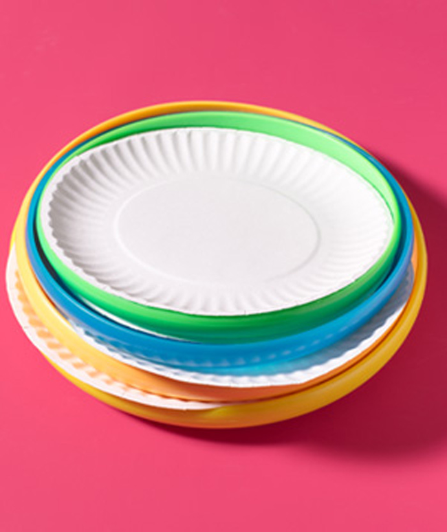 24. 用飞盘来防止把纸餐具带出去时折到。