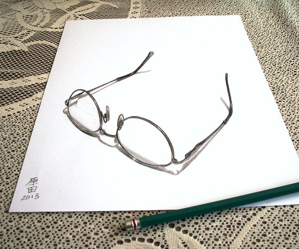 你的眼镜正放在一张纸上，你要把它拿起来，噢，等等！这看起来是立体的东西，其实只是平面的！因为仔细地操作角度和阴影，会让观众觉得，这个铅笔的素描跳出画面了。