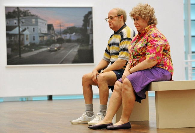 在展览听中，有两位中年夫妇坐在椅子上，才发现，这也是艺术品啊！