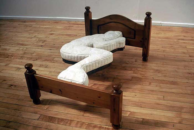 2. 非常有设计感、但动弹不得的床。