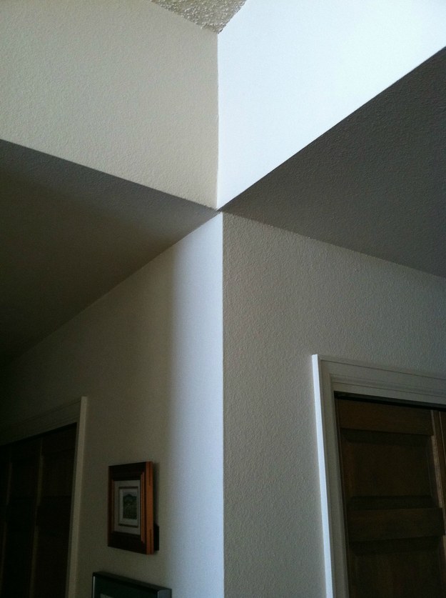 1. 牆壁與天花板沒有對齊。