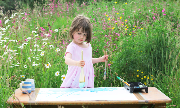这名住在英国中部的小女生Iris Iris可以创造出一些不可思议的画作。