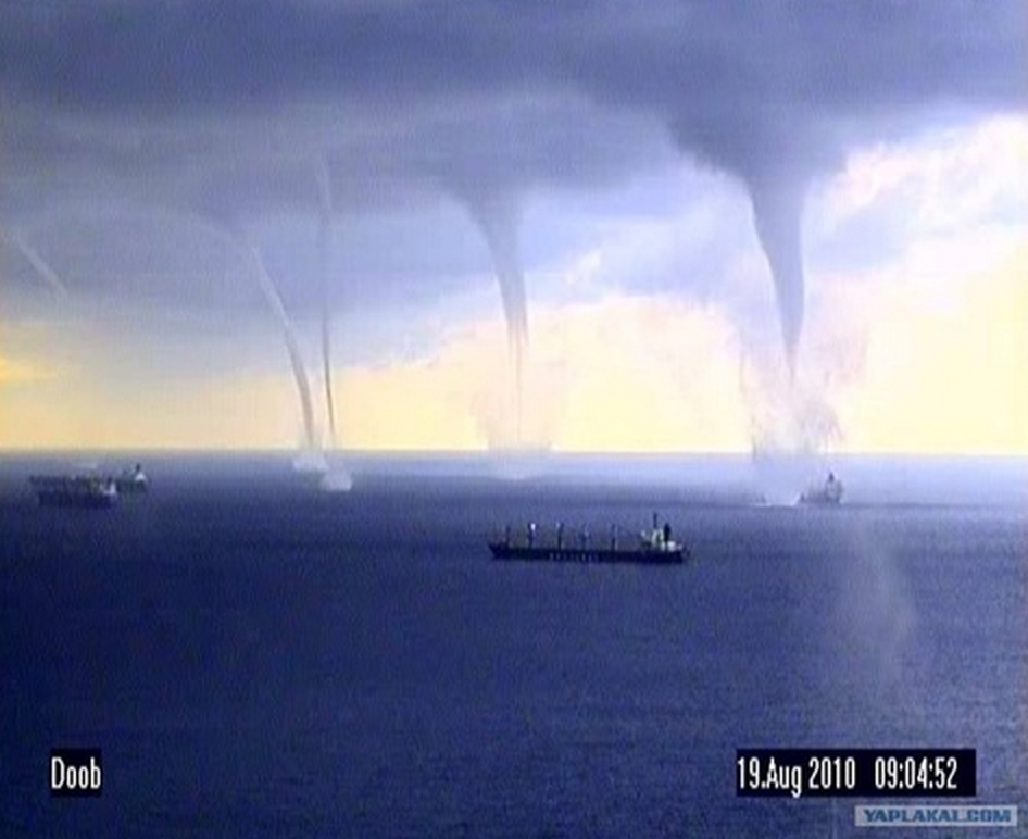 16. 在新羅西斯克(Novorossiysk)的海龍捲風(Waterspouts)。