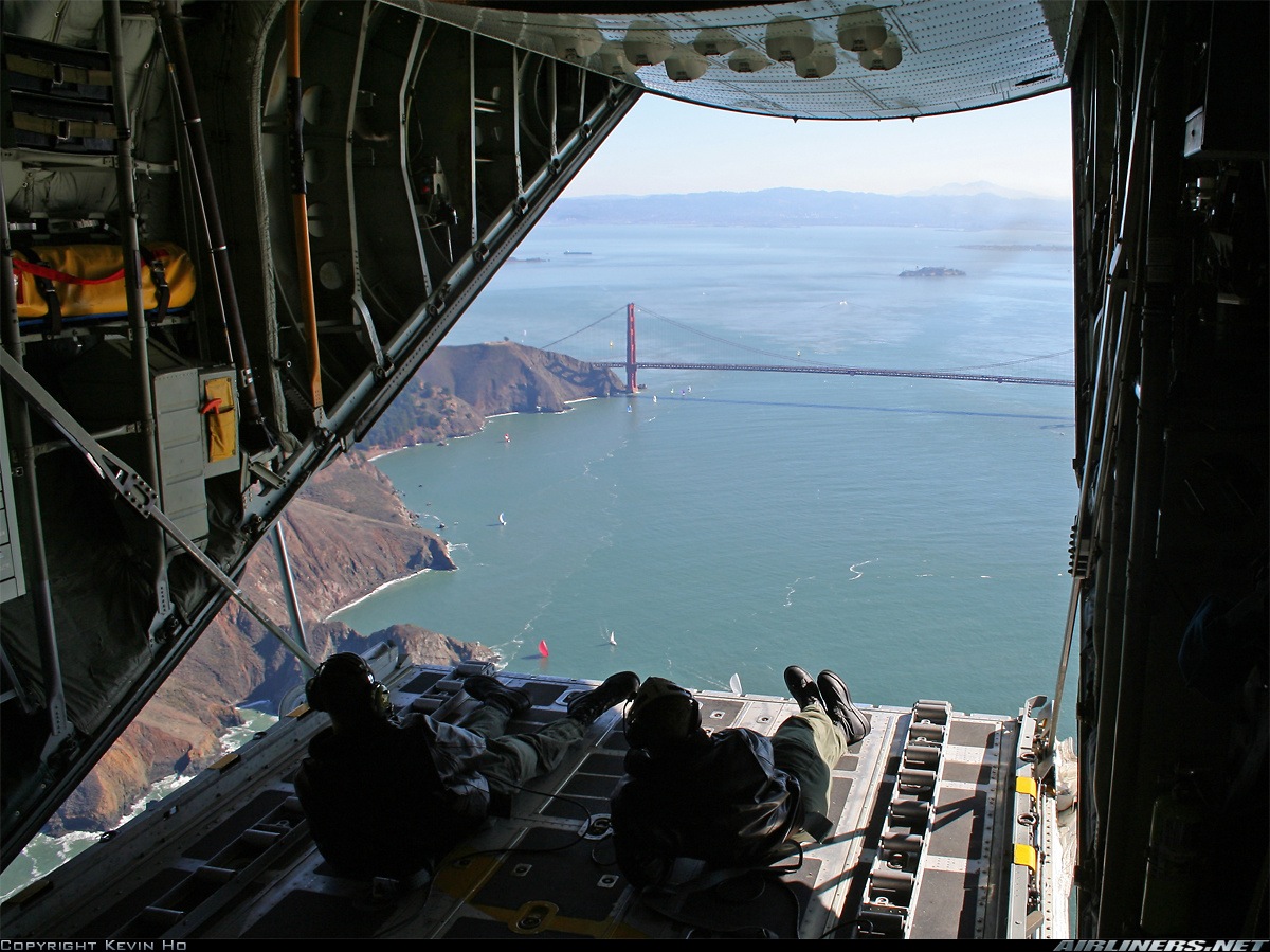 20. 在旧金山上空的美国海岸防卫队(US Coast Guard)C-130飞机。