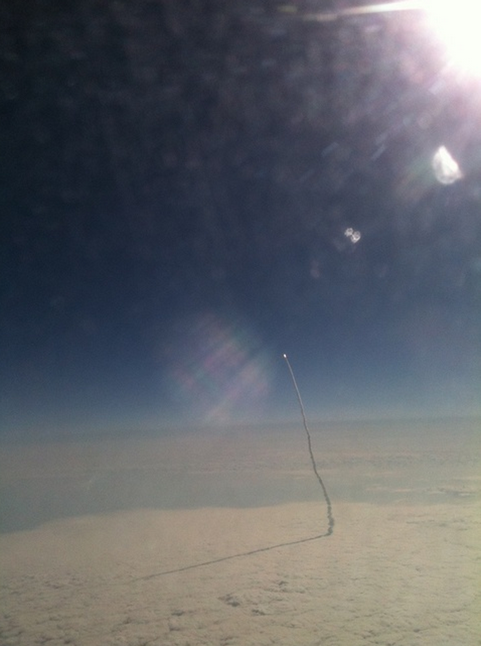 4. 一位飛機乘客Stefanie Gordon用iPhone拍下了 奮進號太空梭(Endeavour )正在飛向宇宙的瞬間。