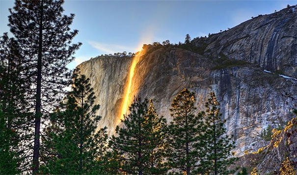 15. 马尾瀑布(Horsetail Falls)：在二月的特定时间，加州优胜美地国家公园(Yosemite National Park)瀑布的水就会像是岩浆一样壮观。