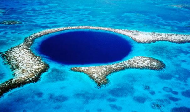 7. 蓝洞：在贝里斯(Belize)因为亲实作用而让海洋深度下降，出现了一个洞。