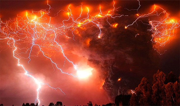 4. 火山闪电：在火山爆炸的时候，电力和静电也会被释放，造成了这样恐怖的雷风暴。这可能也是你脑力激荡时，脑中的模样。