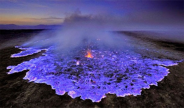 2. 蓝色的火山熔岩：硫酸气体在这样的高温燃烧之下，印及这个火山喷出了蓝色的熔岩。