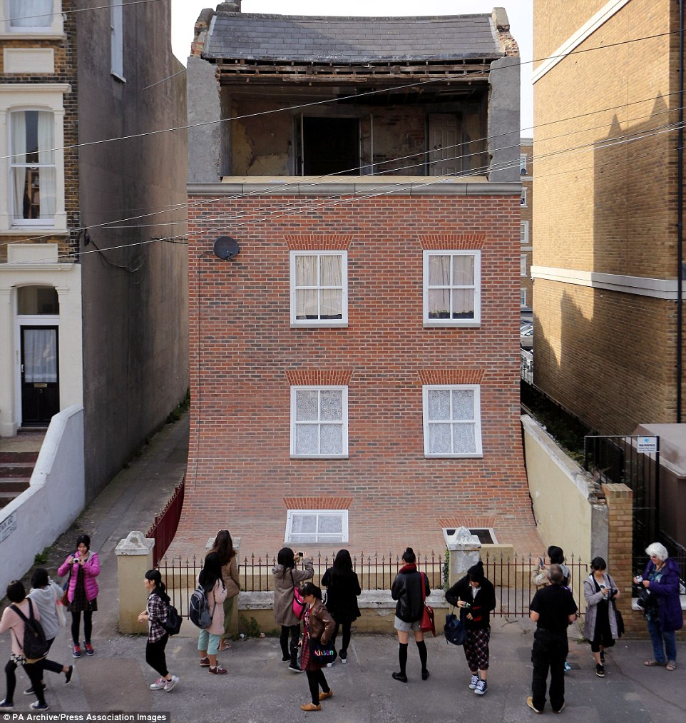 在去年10月，这位艺术家也在英国马盖特(Margate)设计了这个塌下来的建筑，叫作「From The Knees Of My Nose To The Belly Of My Toes」