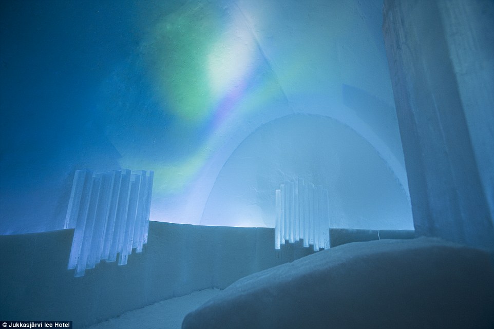 冰旅店也是欣赏极光的好地方，他们还特别设计了看极光的房间。