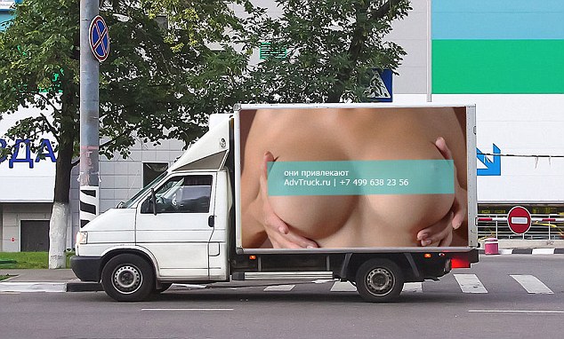 這個路邊的廣告看板，一個女人用雙手捧起了她的胸部，上頭還有一個標語「他們會吸引人」，遮住若隱若現的乳頭。一共有30台卡車上頭有這樣的廣告，在莫斯科四處遊盪。