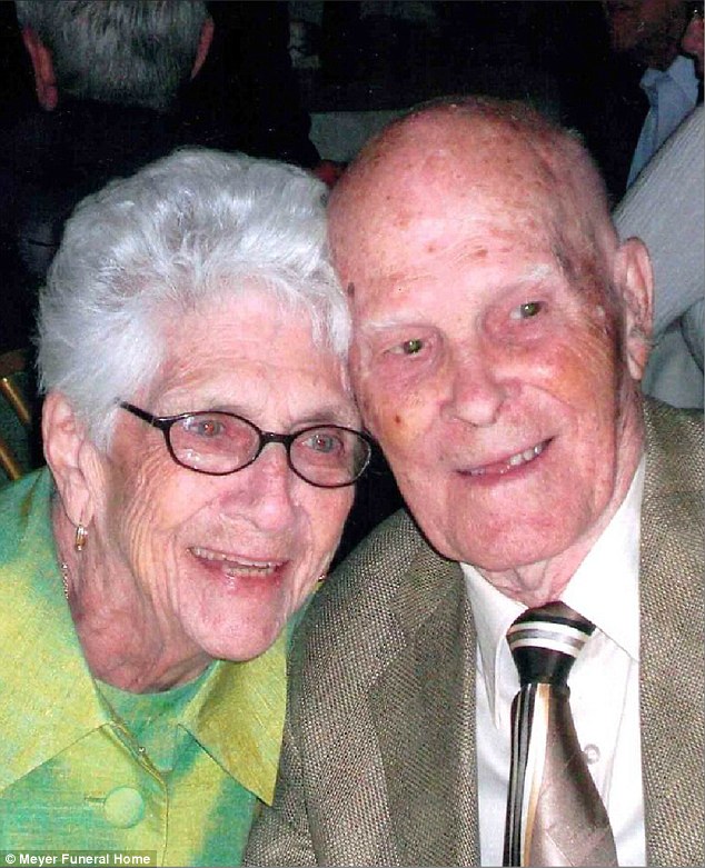 來自俄亥俄州 (Ohio) 的太太Helen Auer，上週三，在家中平靜地走了，享年94歲。在她過世的當晚，Joe走進了她的房間，然後向她吻別，然後輕柔地對她說：「Helen，叫我回家。」(Helen, call me home)