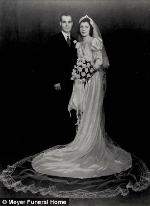 这对情侣在1941年结婚，他们携手走了73年，经历了大萧条的年代、二次世界大战、养大了10个孩子、看着他们生下16个孙子、29个曾孙、还有1个曾曾孙。