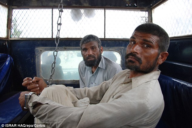 巴基斯坦国民议会通过了2条法案，分别是「禁止因为烹煮、食用、贩卖意图、或是法术用途而挖掘人类尸体」还有「吃人肉将会得到处分」，若违法，犯罪者可能会被判10年的监禁。