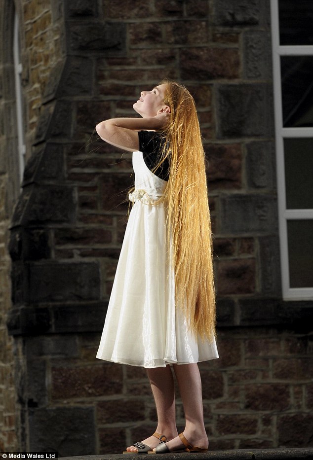 英國一位12歲的小女孩Katy White，149.8公分高的她，金色的長髮就已經長達101.6公分了。在她12年的人生中，只有剪過3次頭髮。
