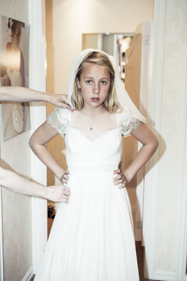 12岁小女生准备要嫁给成年男子。