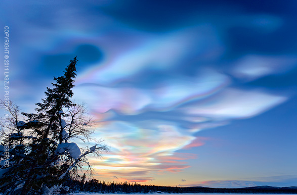 9. 貝母雲 (Nacreous clouds) 也被稱為極地平流層雲。這些又薄又高的雲可以捕捉並折射出黃昏和黎明時的光線，出現彩虹色光芒。這樣的光芒可以出現在任何雲朵，但因為極地的地區條件，還是比較常出現在這裡。這些雲有些會有硝酸和/或硫酸，會產生氯氣，可以有助於臭氧的耗竭。