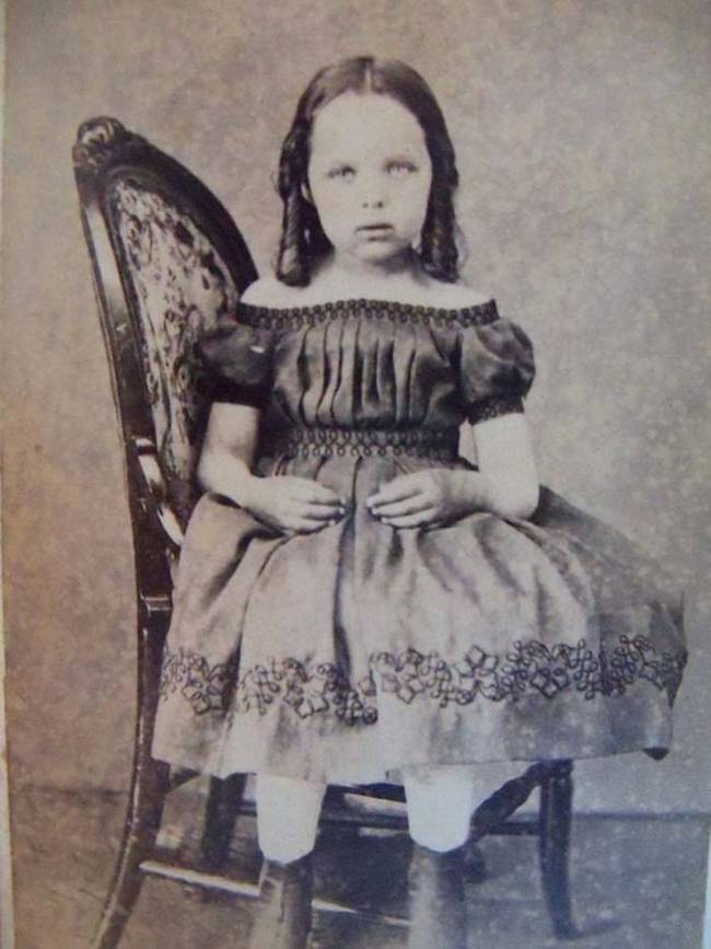 10.) 一位坐在椅子上，被遺棄支撐的小女孩。