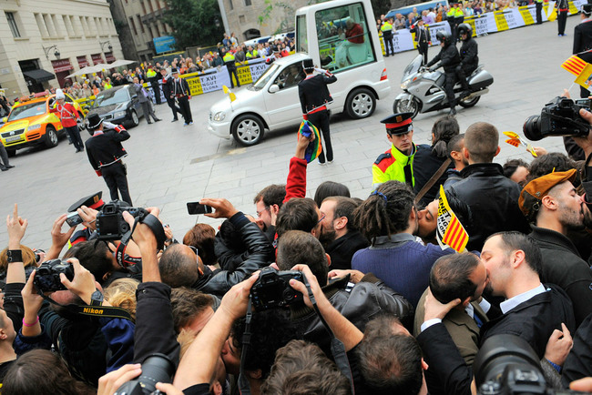 9. 在西班牙巴塞羅那，同志情侶們在教宗面前抗議。(太有創意了啦！)