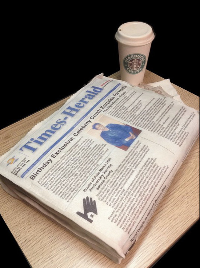 咖啡和报纸蛋糕