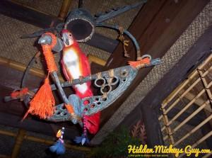 6. Enchanted Tiki Bird栖息在Mickey的吊环上头