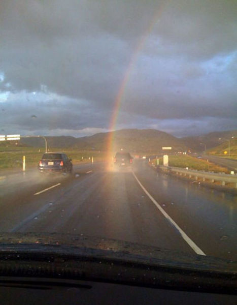 4. 在彩虹的末端，你会找到...一台休旅车？