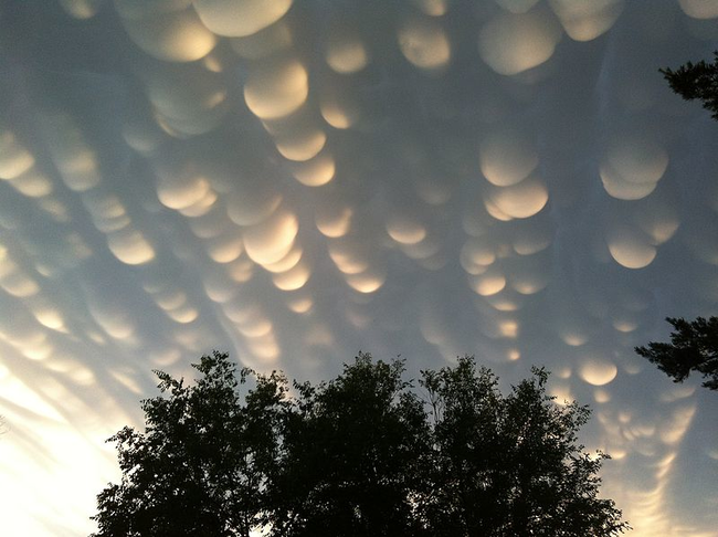8. 乳狀雲 (Mammatus clouds)是泡泡形狀的雲朵、沸騰的天空，它們的出現通常預告將會有極端的天氣。這個雲體可以往各個方向延伸數百公里。雖然它們看起來像是液體，但通常是由冰組成。有趣的是，乳狀雲的英文「Mammatus」是來自拉丁文的意思是「乳房」，你就可以想像整個天空都是...乳房。