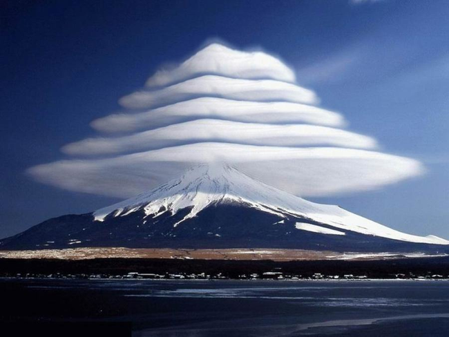 6. 莢狀雲 (Lenticular clouds) 是由於空氣流經高山或建築物，受地形作用影響，空氣被抬升至大氣上方，氣流在高山或建築物後方以波浪狀推進，在波峰上空氣中的水份凝結成雲。它們光滑的表面和奇特的形狀，讓它也常被認為是幽浮。它們也跟亂流有所連結，所以飛機會避開它們，但滑翔機卻很愛它們。