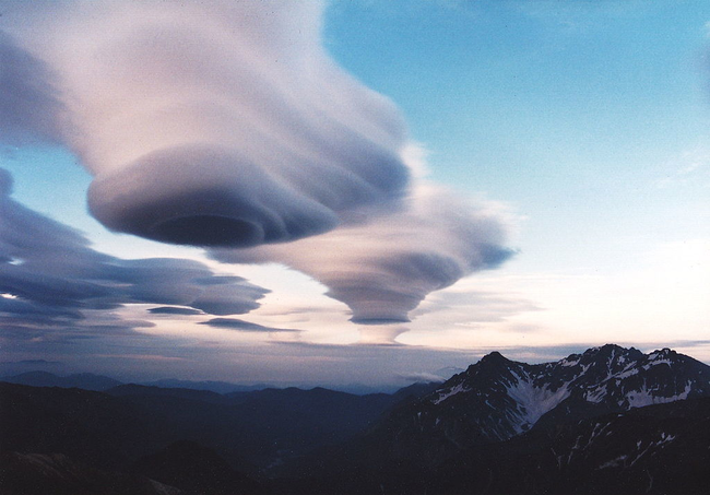 These clouds are often mistaken for UFOs. And we can see why!