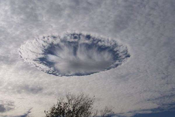 一台飞机造成了云层的这个洞。