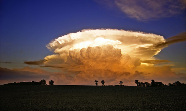這個叫做砧狀積雨雲 (Cumulonimbus incus)。