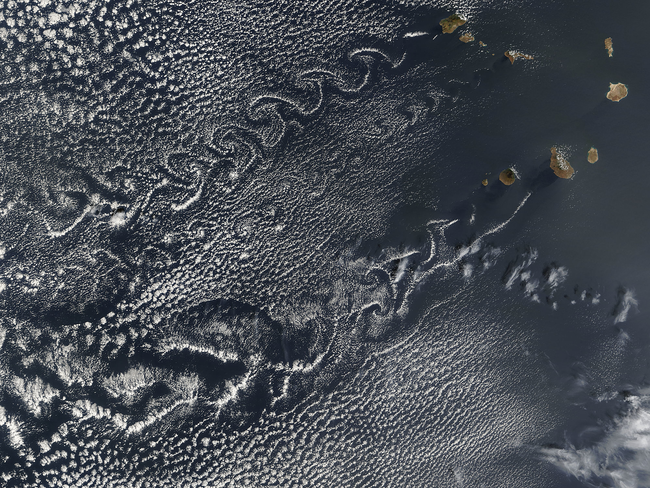 從上方看，在維德角 (Cape Verde Islands) 周圍移動的氣體造成了這個水平的渦旋雲。
